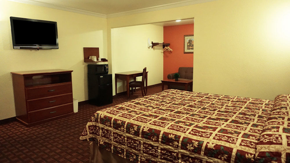 Regency Inn & Suites Downey Bagian luar foto