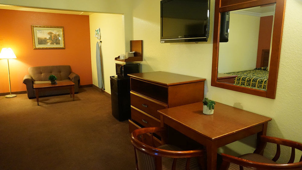 Regency Inn & Suites Downey Bagian luar foto