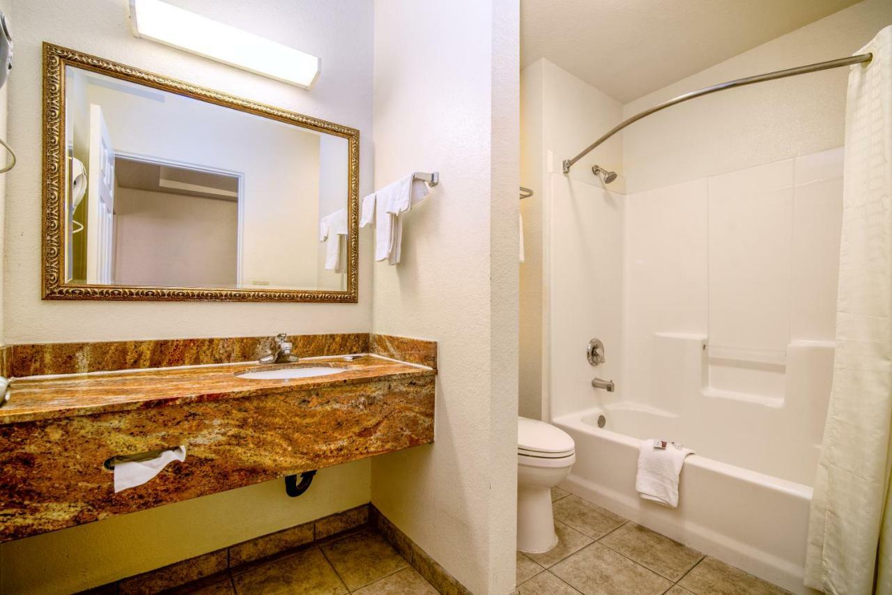 Regency Inn & Suites Downey Bagian luar foto