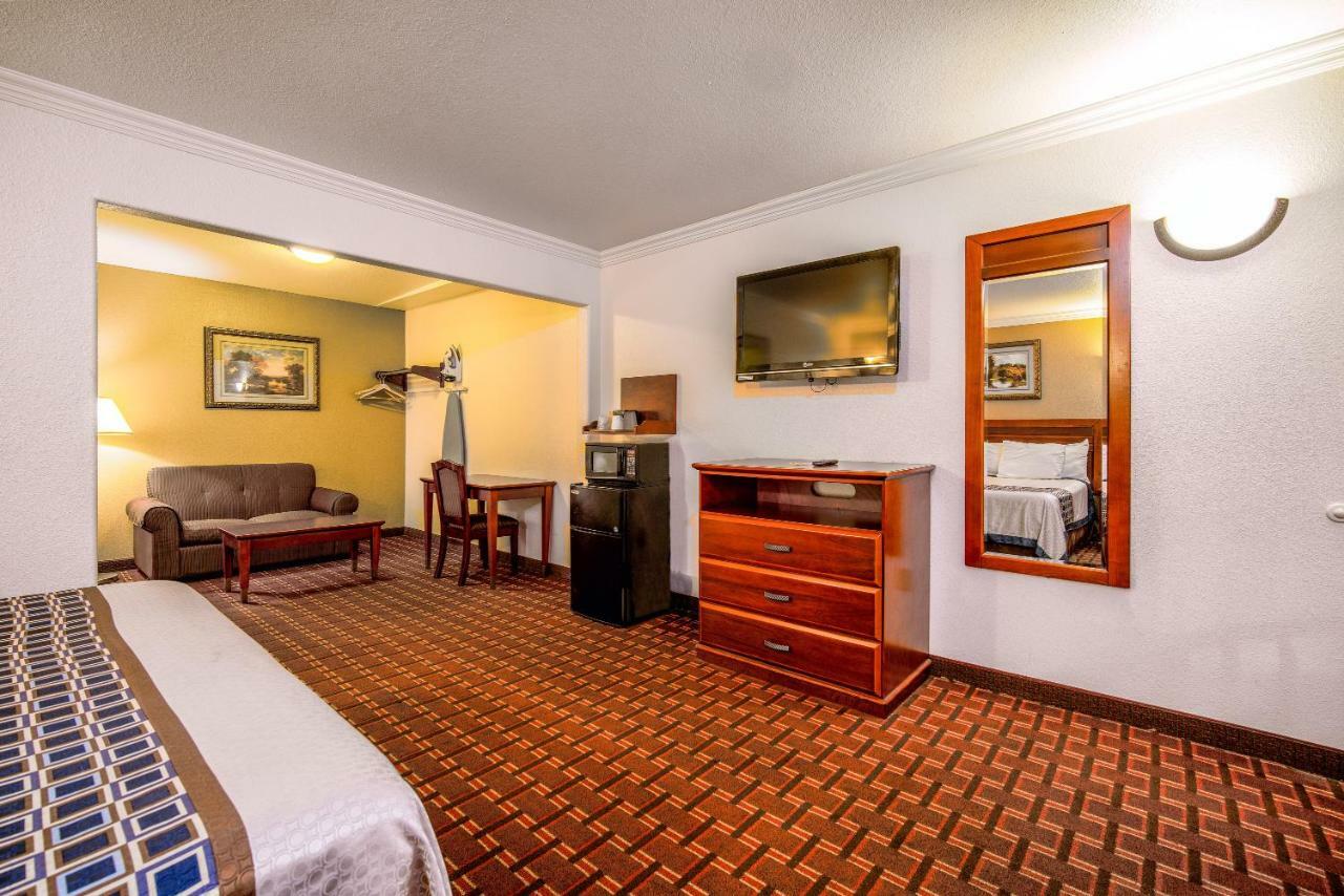 Regency Inn & Suites Downey Bagian luar foto