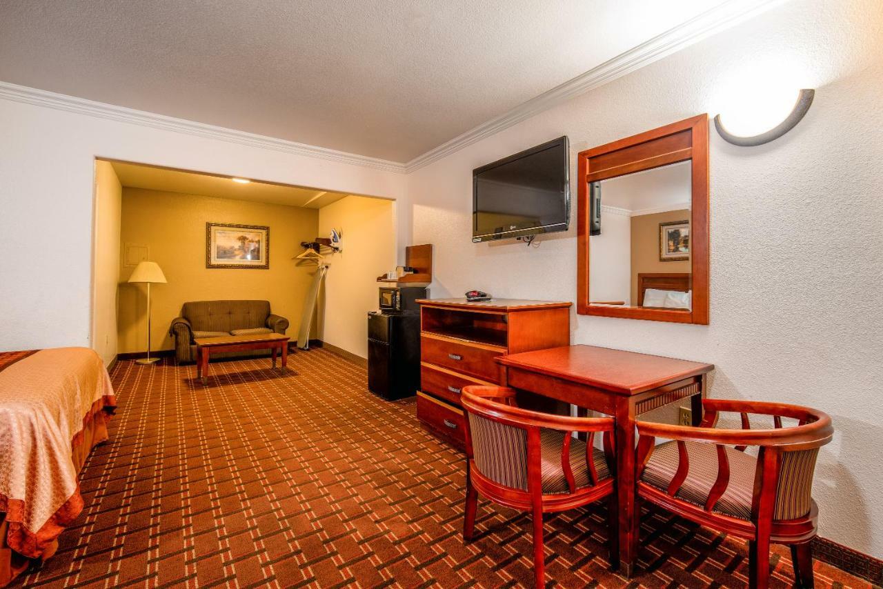 Regency Inn & Suites Downey Bagian luar foto