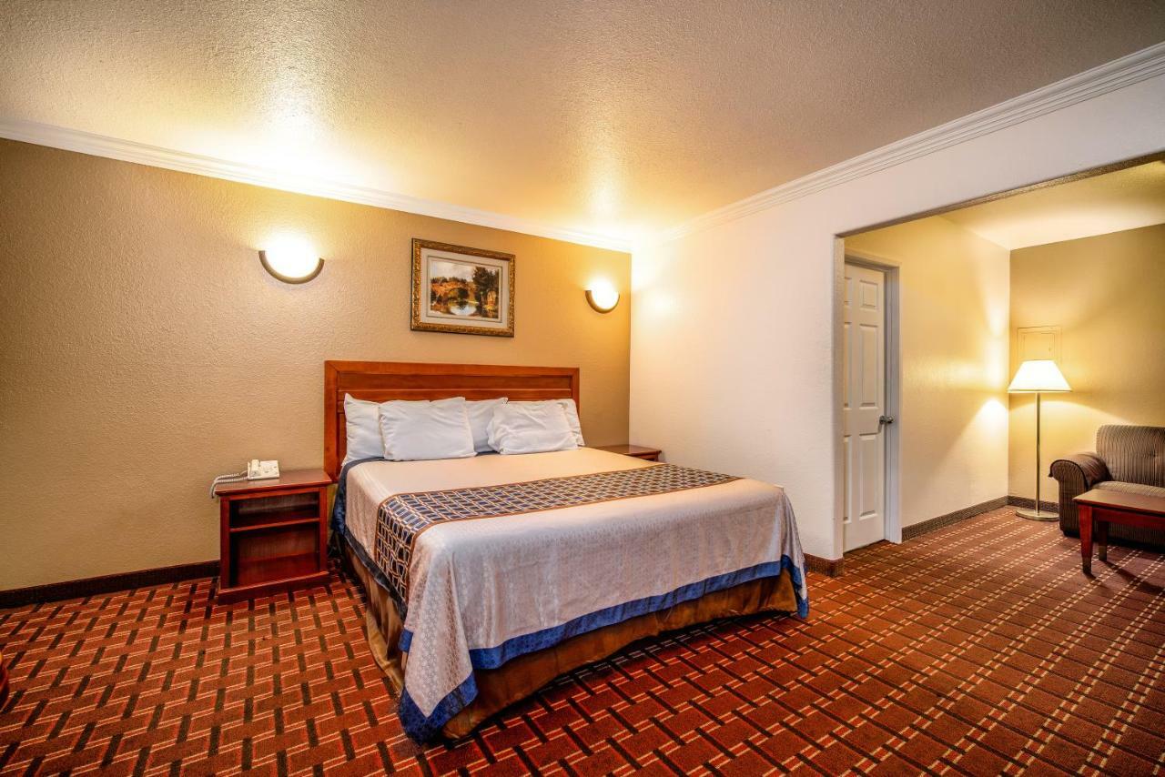 Regency Inn & Suites Downey Bagian luar foto